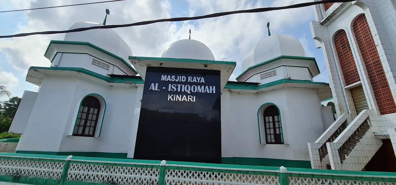 Bangunan Utama Masjid Raya Al Istiqomah Kinari